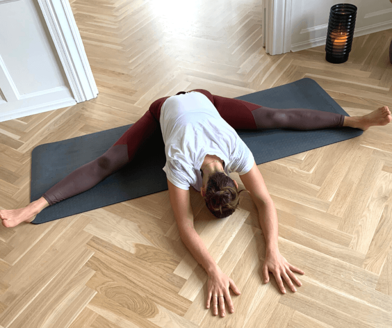 Yogainstruktør i Wide-Angle forward bend pose 