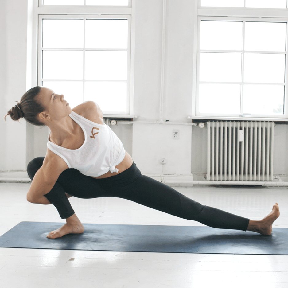 Yogainstruktør dyrker yoga